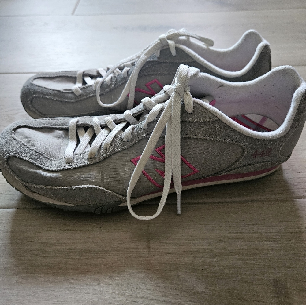 New Balance Women's Gray and Pink Athletic Sneakers